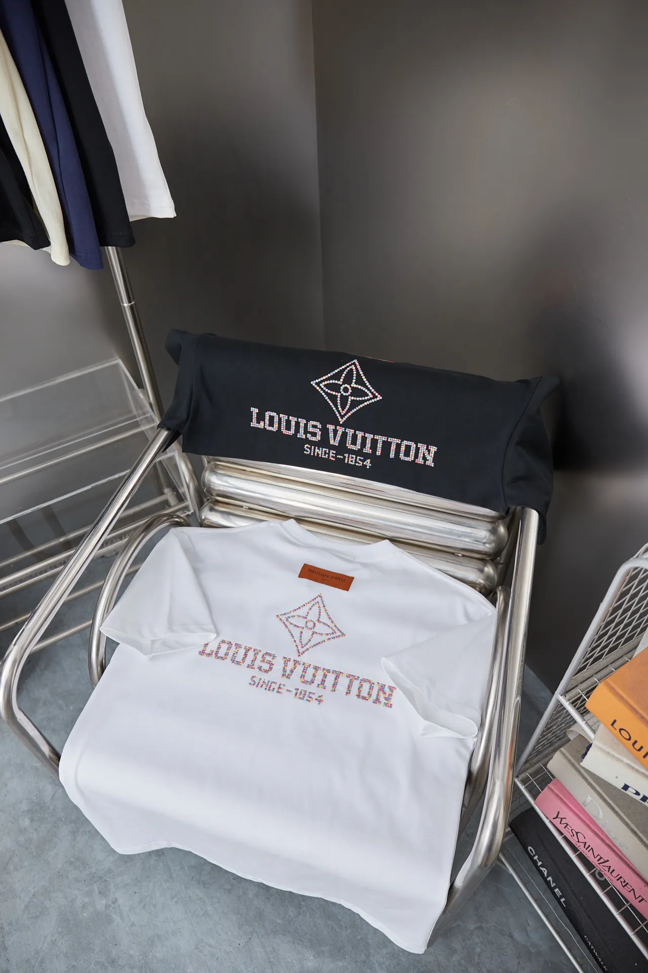 🅿️180 1V 25SS new style in early spring. Short sleeves with embroidered colorful hollow LV letters. Light luxury. Essential item for daily commuting for men and women. Correct version. Welcome to compare. Detailed features · 320g 100% pure cotton double yarn jersey fabric · Special thickened 32 pieces of double-strand 1X1 thread in the same vat custom dyeing · Imported Tajima machine embroidery with colorful hollow embroidered LV letters · Double needle stitching and cross-stitching technology · Original main mark, washed tag, brand moisture-proof paper packaging Color: black/white Size: S/M/L/XL